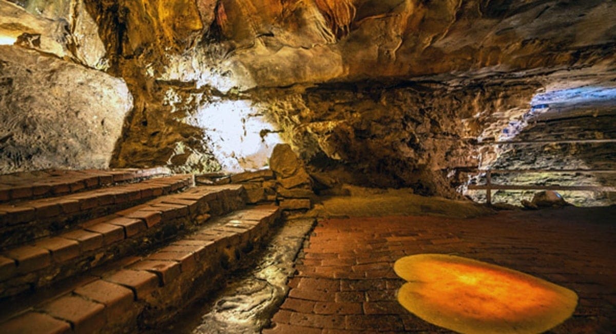 Sweetheart Tour Package | Photo from Howe Caverns
