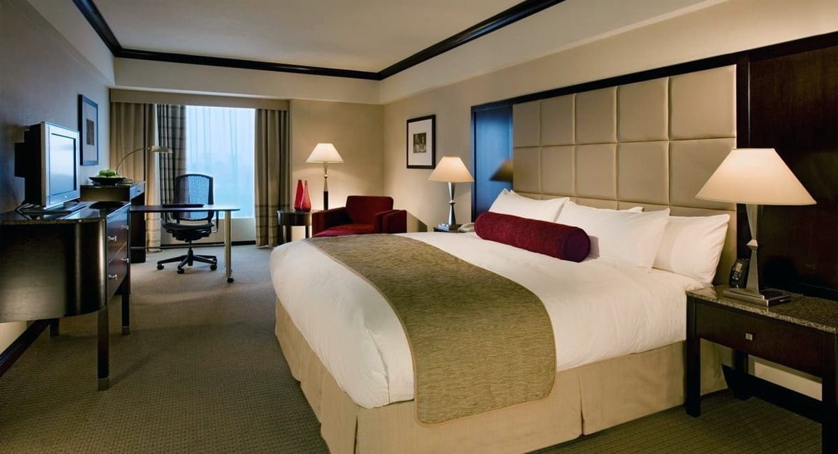 A spacious guest room with beautiful city-view. | Photo from Hotel Bonaventure Montréal