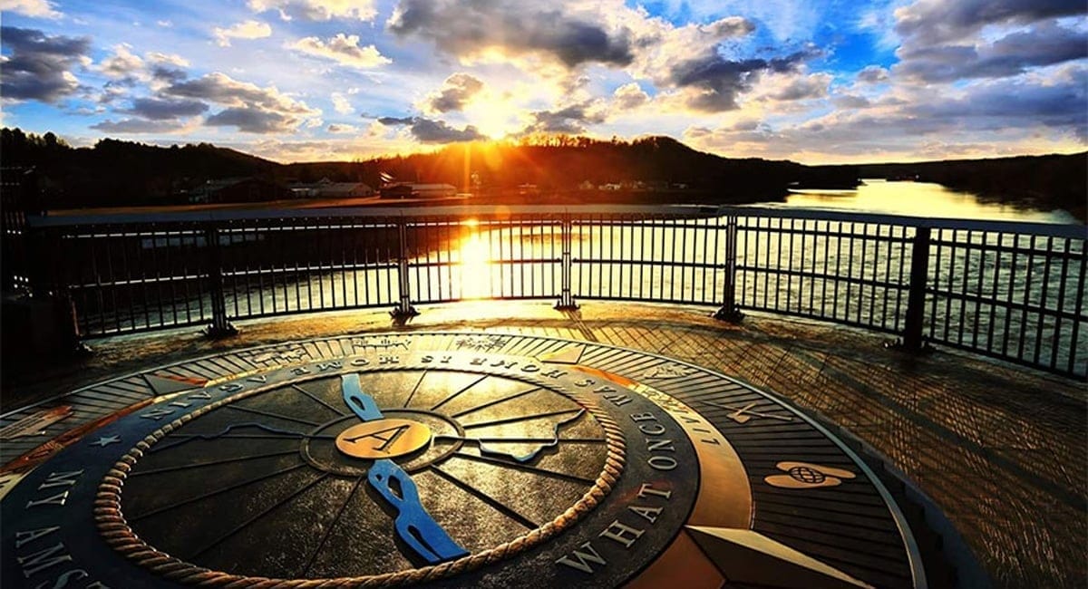 The “story mark“ at the northern overlook, organizing the twelve thematic icons displaying throughout the bridge. | Photo from City of Amsterdam
