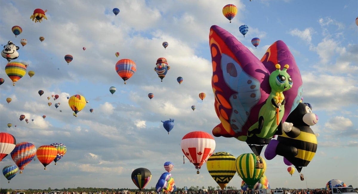 Balloons from the U.S., Canada, France, and Brasil fly high in Quebec. | Photo from Wikimedia Commons