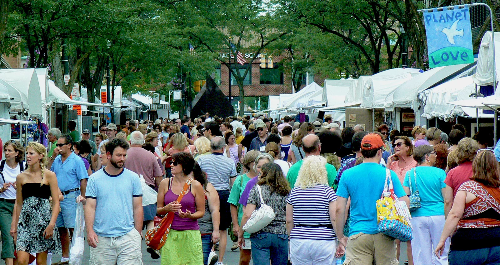 AmeriCU Syracuse Arts & Crafts Festival | Three-day showcase of art exhibits, music performances, summer refreshments and fun activities. | Photo Courtesy of Downstown Committee of Syracuse, Inc.