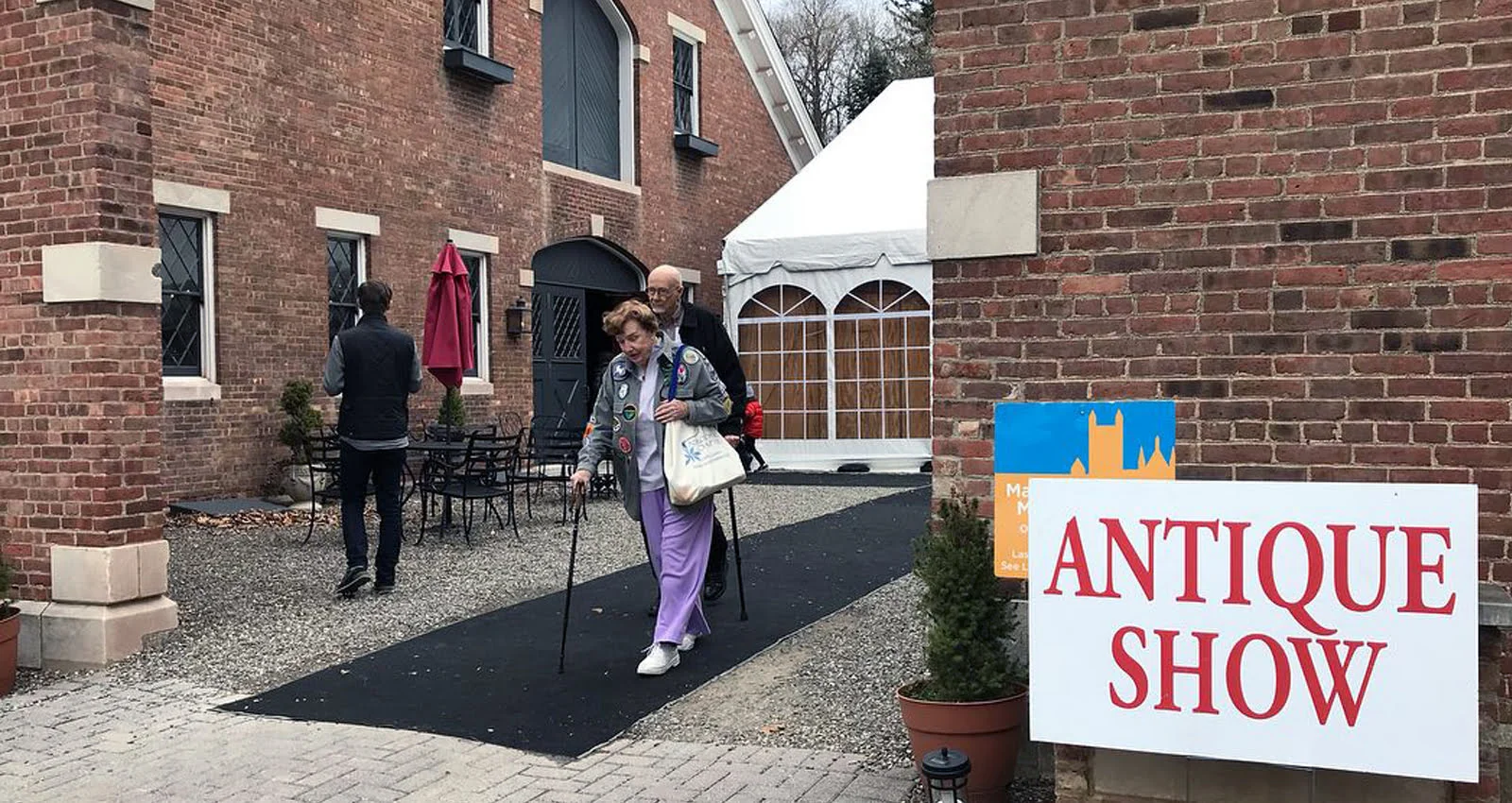 Rhinebeck Antique Fair | A two-day event with 120-plus vendors, peruse through antique art, furnishings, jewelry and more! | Photo Courtesy of Barn Star's Antiques